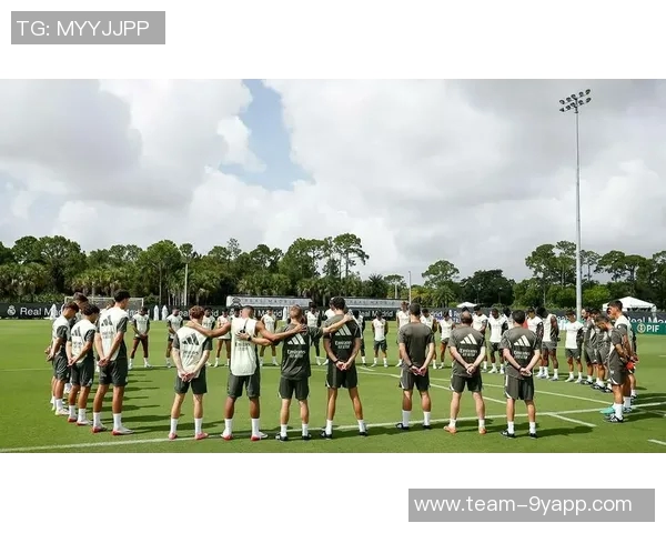 皇马今日训练前为西班牙列车事故遇难者默哀一分钟表达哀悼与关怀 皇马今日训练前为西班牙列车事故遇难者默哀一分钟表达哀悼与关怀